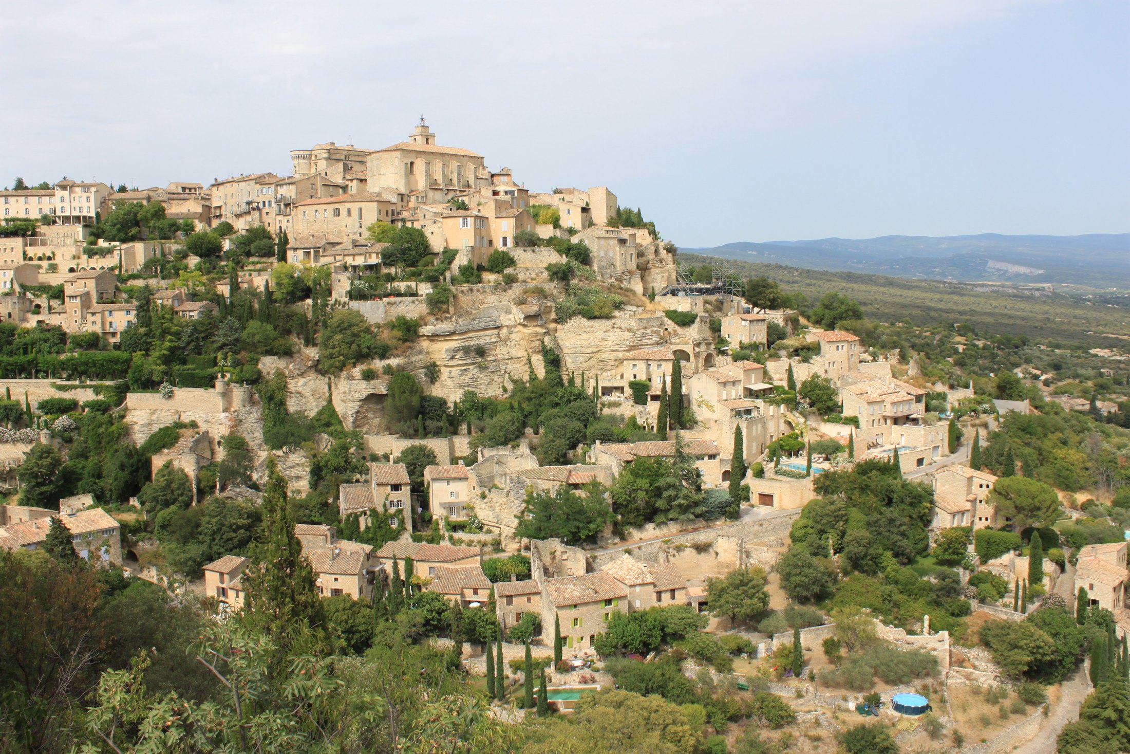 Les maisons de pierre de Gordes baignées de soleil